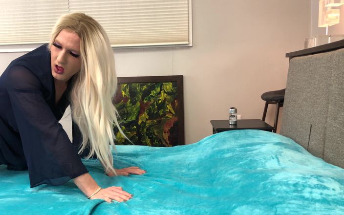 Sissy Bailey Wilde: Bailey Wilde, travesti blonde super sexy, se fait baiser - compilation 4