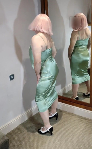 Nottstvslut: हरे साटन पोशाक में हॉट क्रॉसड्रेसर