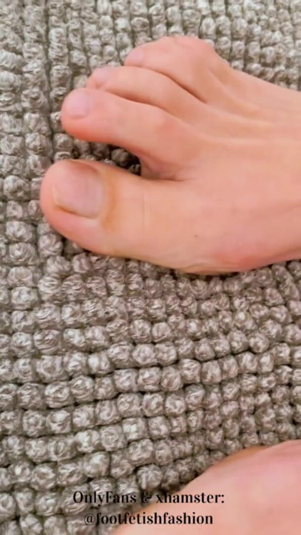FootFetishFashion: My stepsister`s feets, I love it