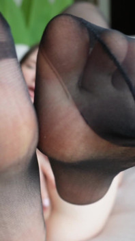 Fetiche Por Pés Gata Se Masturbando Com as Pernas Com Um Vibrador E Chegando Ao Orgasmo Com Os Dedos