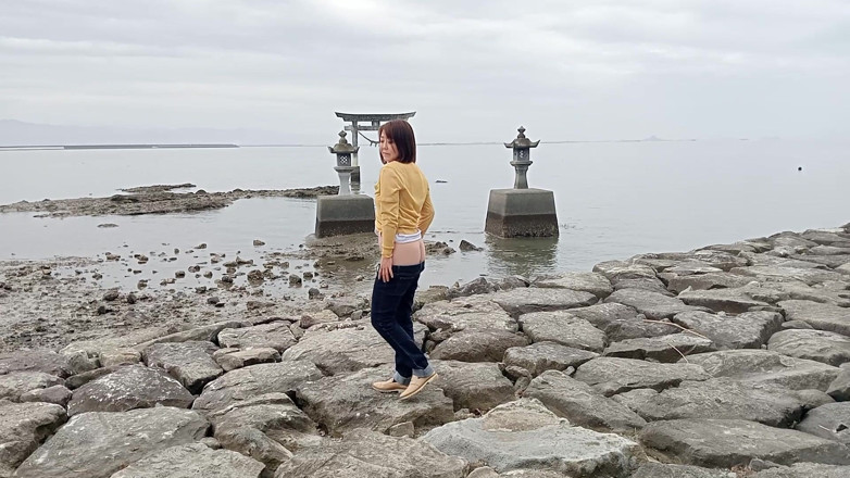 Mayumi Kanzaki: Outdoor Exposure in Ultra-low-rise Jeans