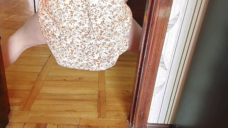 Kitty_Cross: Awek transeksual cantik berjalan dalam gaun sutera merah jambu