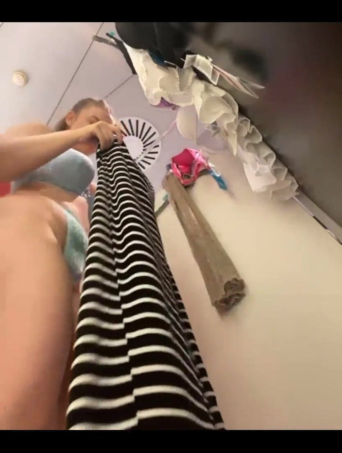 JuiceLussie: Masturbuj się w przymierzalni. Zmień ubrania i flash cycki