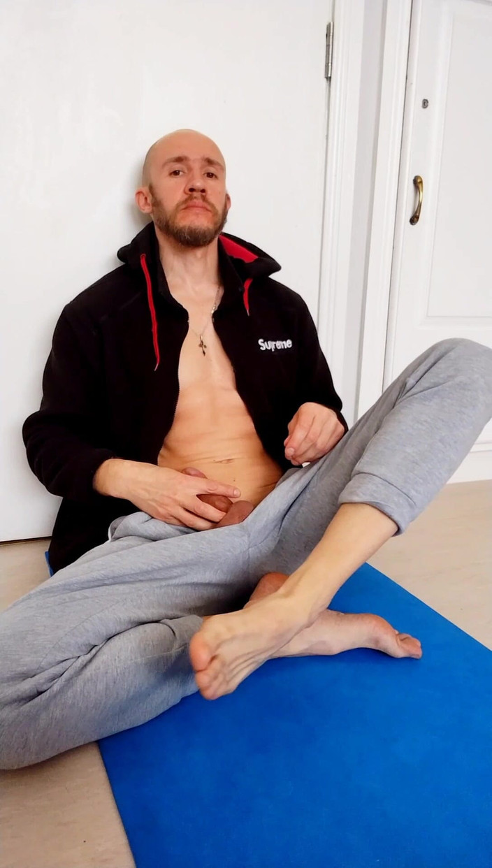 Dennis0417: Questo ragazzo anche non prende in piedi per masturbarsi