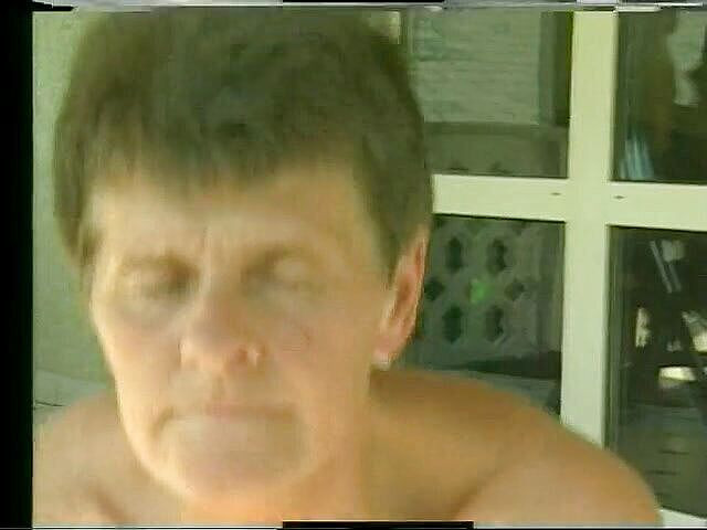 Xfamster: Волохату бабусю анально трахають