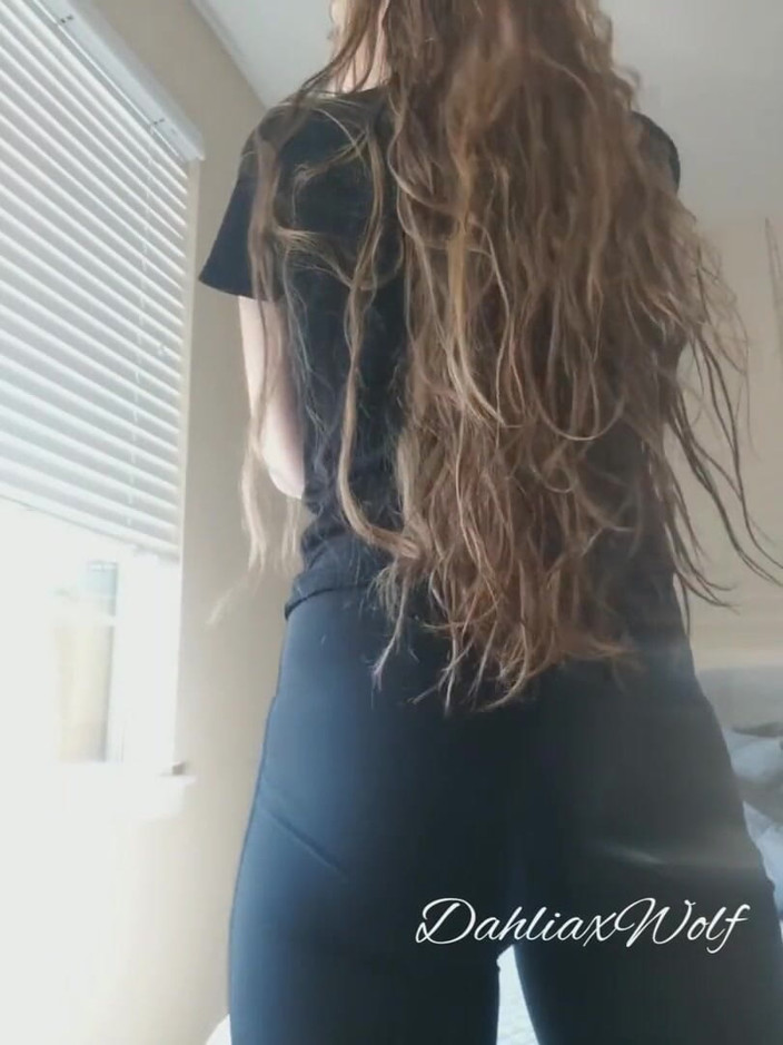 Dahlia Wolf: Twerking in spandex