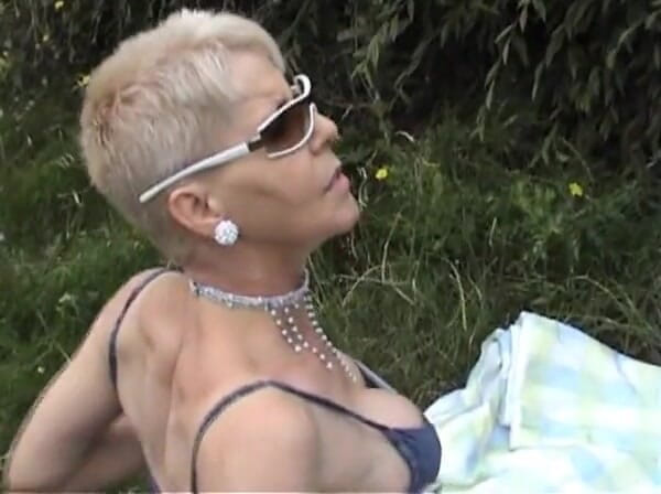 European Classics: Mature whore blowing dick after taking a piss