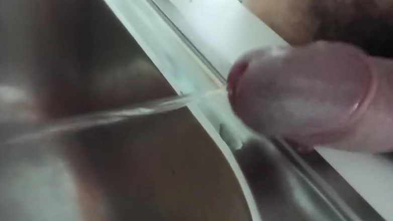 Kinky Guy: Procházky kolem domu a vybrat si, kde čůrat. Péro POV