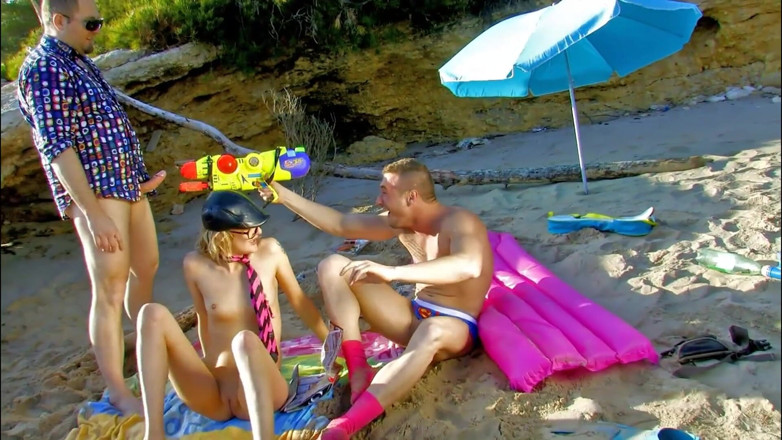 Cum Date Me: MILF knebluje na dwa ogromne kutasy na plaży, a następnie...
