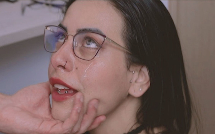 Kylei Ellish: Kompilasi semua akhir bahagiaku, kumis susuku dan ciuman selamat tinggalku.