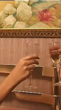 Prachtige trans-milf kont geneukt en ondergespoten in de mond door een enorme lul