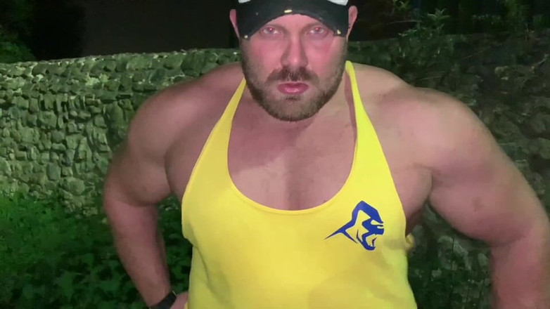 Jack stacked: 체육관이 주차장에서 구부러진 후