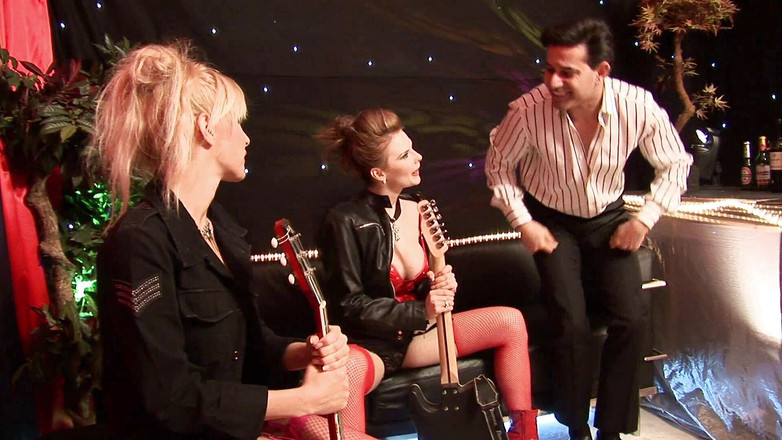 Threesome 4ever: Blonde milf-mädchen lutschen einen schwanz, wollen aber mehr