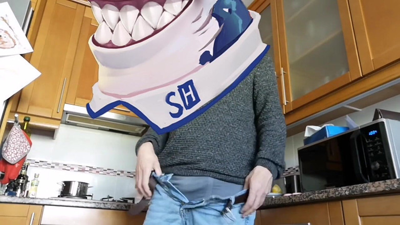 Rafael Torreano: キッチンでオナニーしながらイケるホットな男が料理をしている