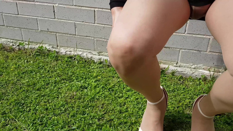 Dani Leg: Dani_leg日焼けしたパンティストッキングでセクシーな脚を見せる