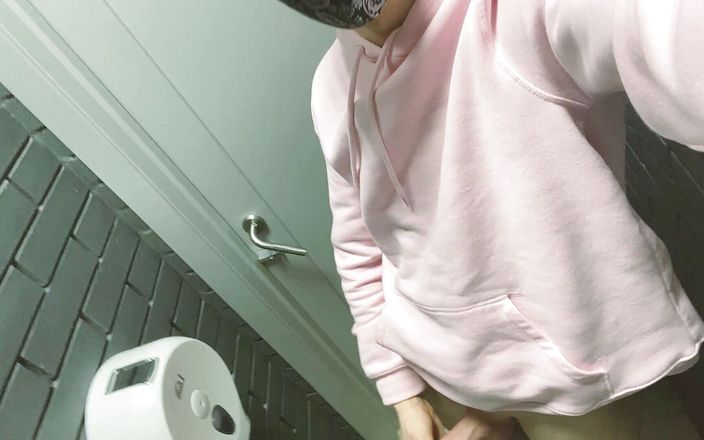 Pinkmich: WC masturbation
