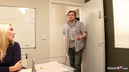 Full porn collection: Blonďatá mladá sekretářka Victoria Summers je ošukaná pracovními kolegy během...