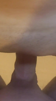 Mon copain me baise pendant que mon plug anal intensifie cette sensation