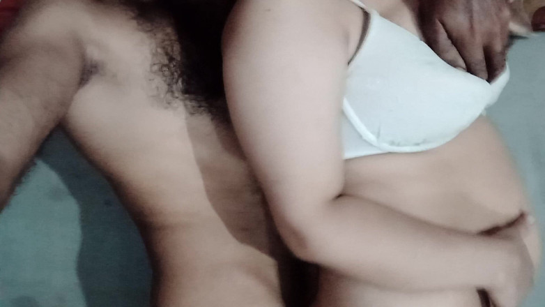 Yasmeen: 继女裸体来到我身上