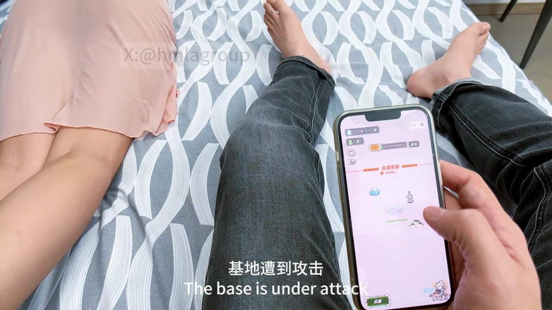 Tia mx: Cewek-cewek Ini Lagi Asik Main Game Bareng Mereka, Dan Barang-Barang...