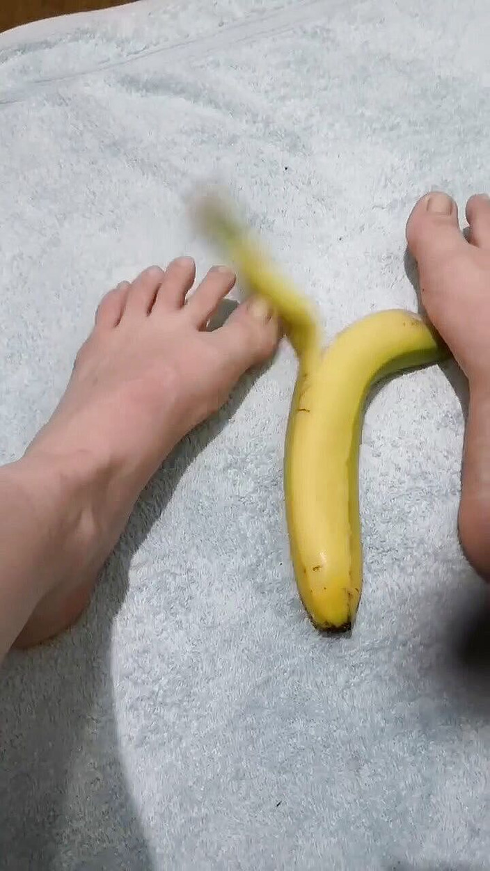 Erotic college: Al mio compagno di stanza piace mangiare banane dopo il...