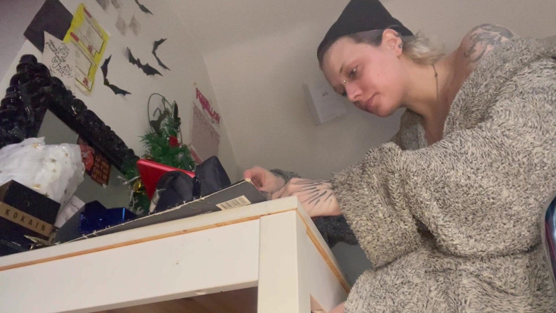 Glitterqueen1999: Гігантський крихітний чоловік спостерігає, як я готуюся до роботи, макіяж і одягання