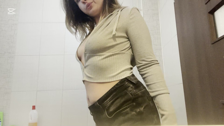 NipsAndStrips: Prdění v koupelně s mými kozami ven