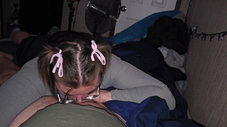 Funhousewife69: Gab ihm sexy blowjob mit Bögen in meinen haaren und...