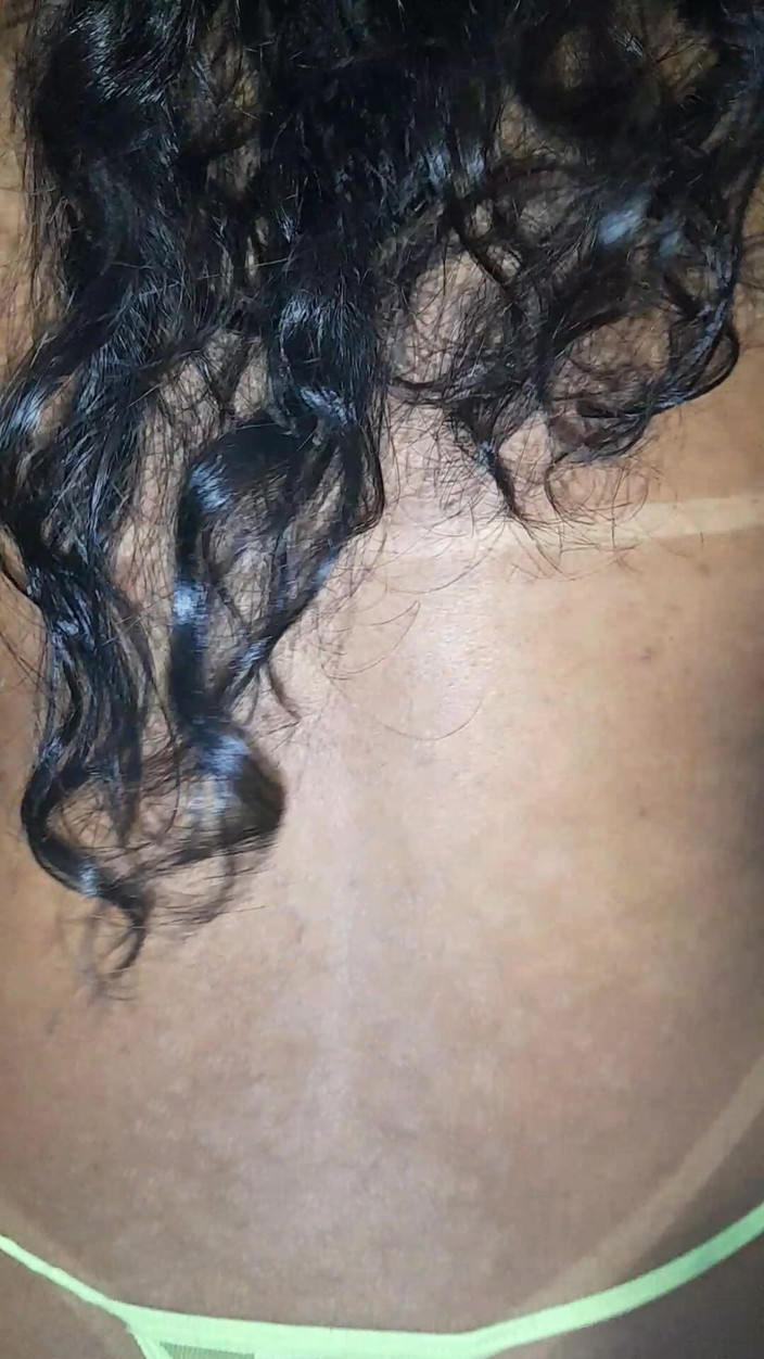 Jr and denies: Het brunett på alla fyra i soffan