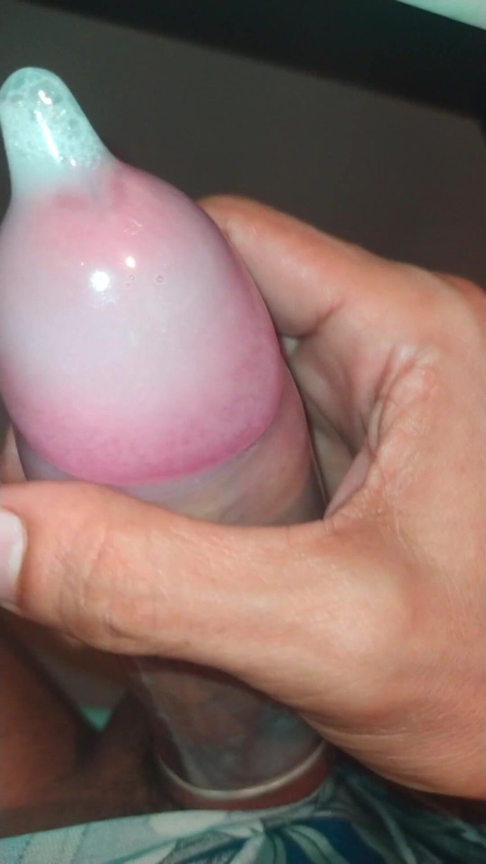 Naughty Cock: Dağınık olmadan mastürbasyon, her şey prezervatifin içinde tutuluyor.