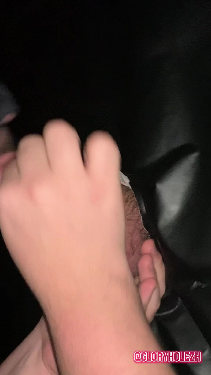 gloryholezh: 22歳のサッカー選手がトレーニング後に初めてゲイのフェラチオを受けて私の口の中で射精