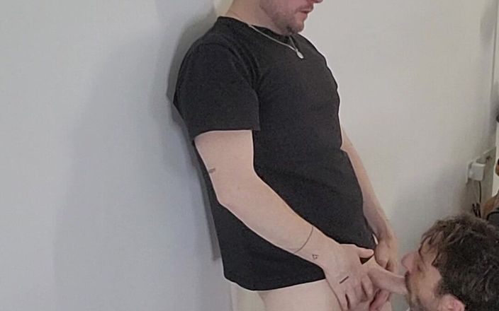 Twotwinkhusbands: 英国小伙子在他自己的屁股上堵嘴