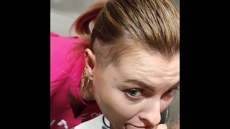 Laura Dee: Mladá dívka saje ptáka cizince a polyká sperma výměnou za...