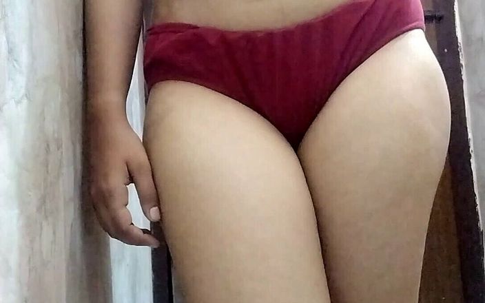 Riyathakur: Desi Indian Bhabhi Shows Body in Shower at Home