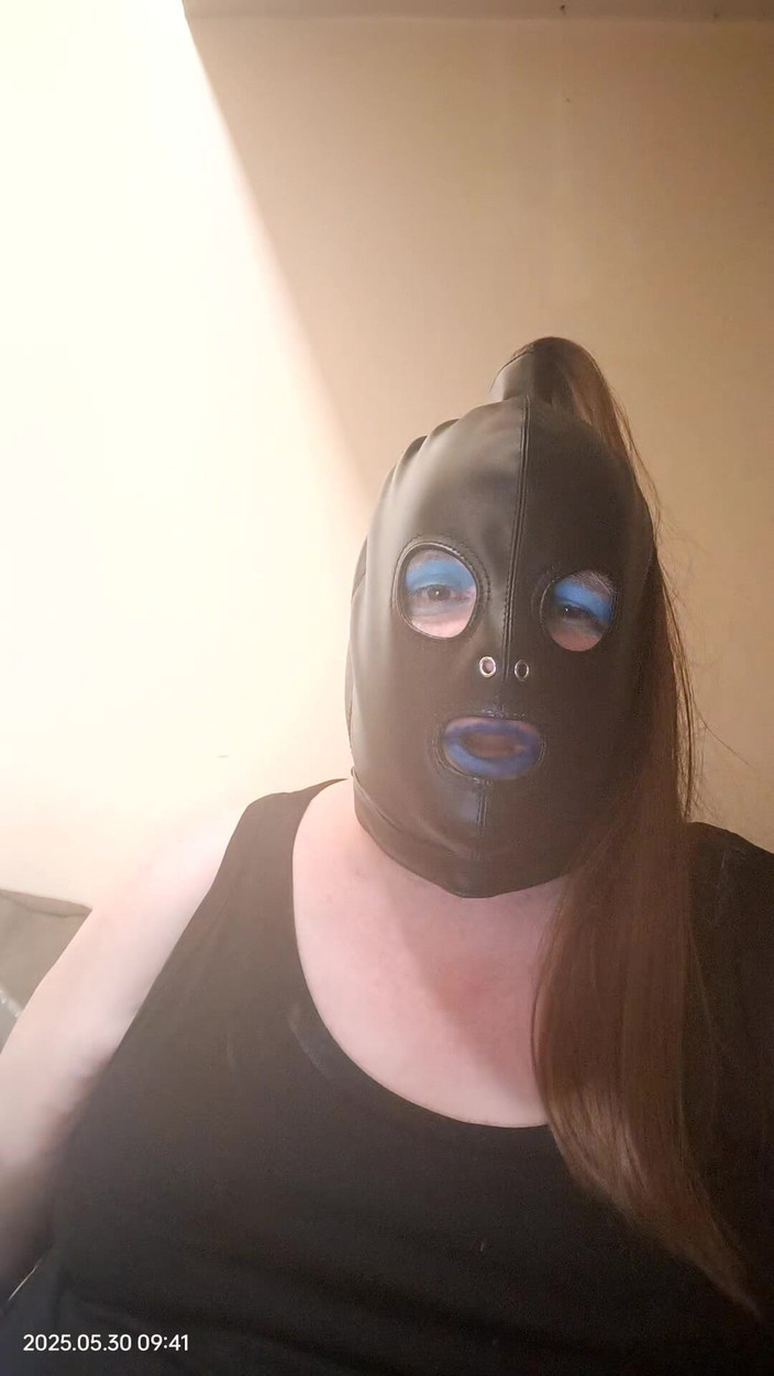 Stephanie-Nicole-TV: Fette transe raucht mit einem langen halter