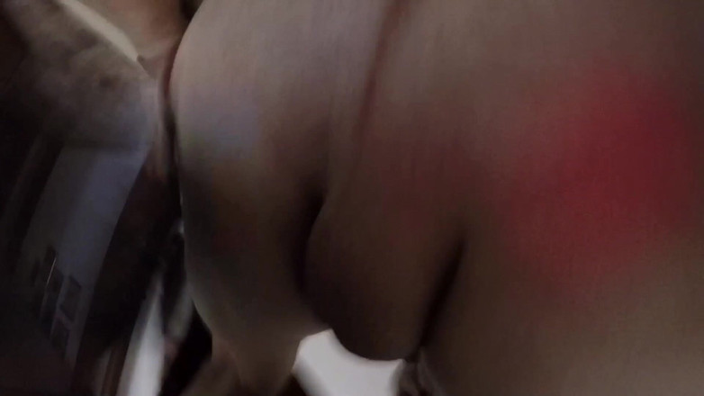 Hamsterteletu: Zábavný táta masturbuje na posteli