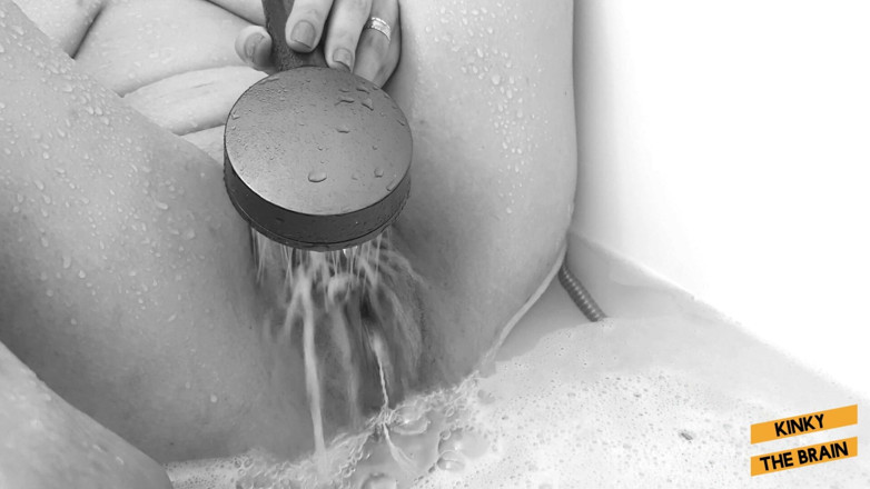 Kinky N the Brain: Orgasmo in doccia con tampax dentro
