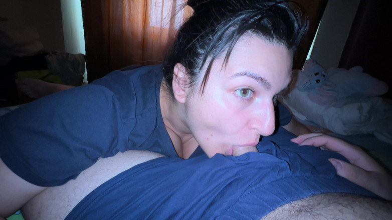 LOLATHESTAR: ¡Le chupo las bolas y la polla hasta que se...