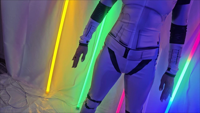 Flexble Hanna: Девушка-робот мастурбирует и сквиртует из шарика