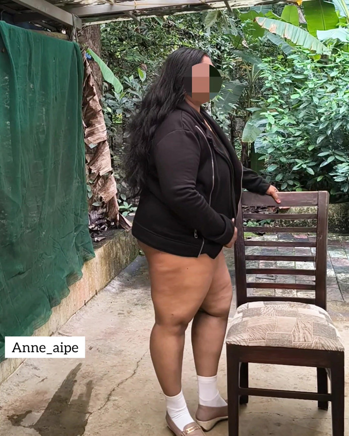 Anne Ipe: Indien curvey flicka i svart jacka helt remsor för kameran