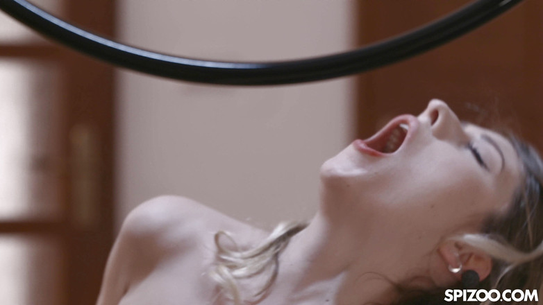 Spizoo: Rebecca Volpetti šuká velkého ptáka při anténním hoopingu