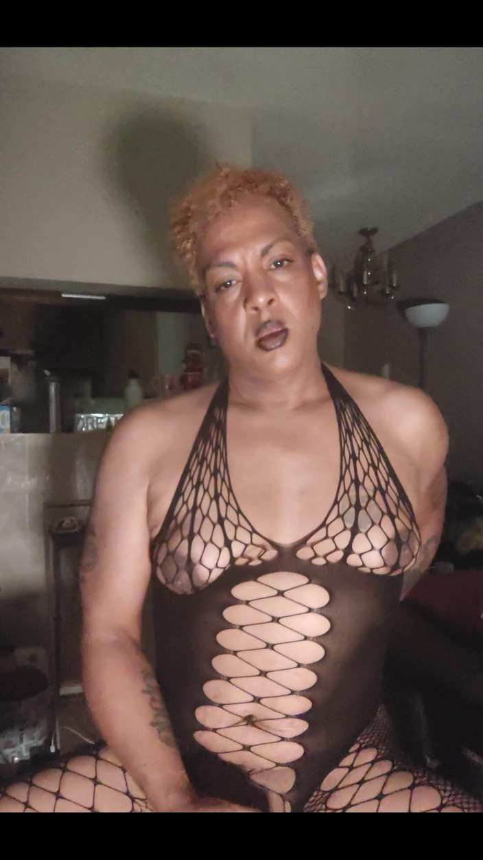 KNKY Bee: Of Course My Girl Dick Works and I Use It.