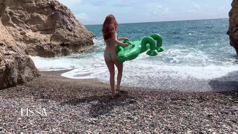 Lissa Brown: Vlog Lissa Brown jede na nudistickou pláž natočit vlastní video