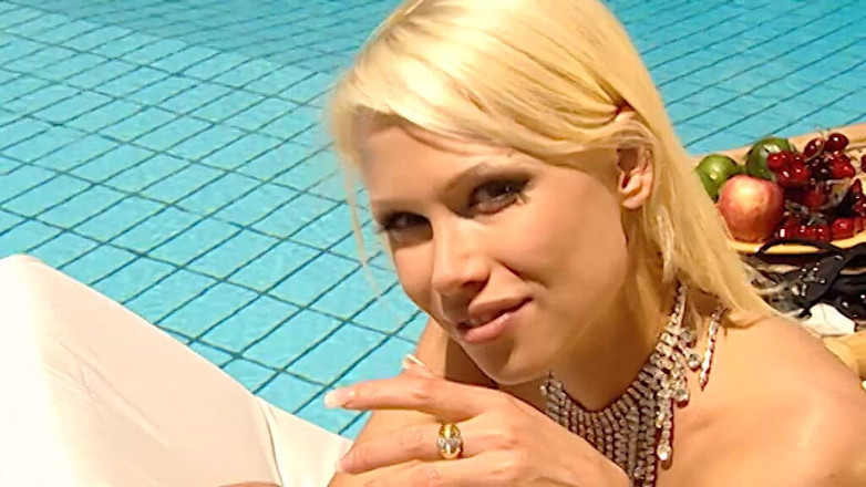 Dark Holes: Frutta Sole E Un Corpo Perfetto Da Mostrare