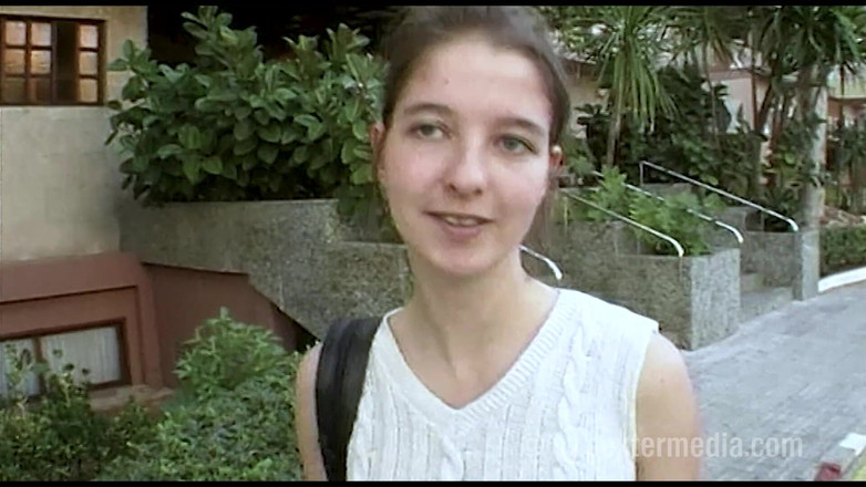 Sextermedia by Pete: Tmavá blonďatá dospívající dívka shyly ukazuje svou kundičku