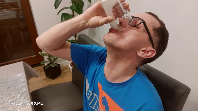 RalphXXXpl: Café con semen de mejor amiga para marido cornudo