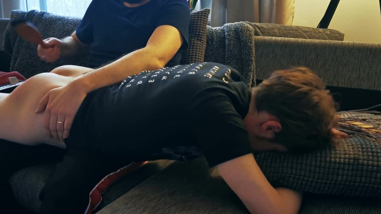 Oznob Oznofla: Amateurboy får sin första spanking, alternativ kamera