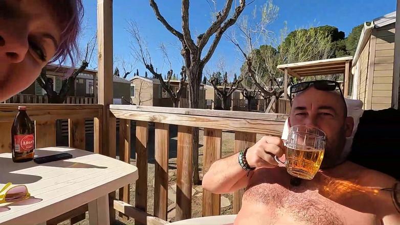 bekycarril: Blowjob luar ruangan di berkemah di teras sambil mendesah