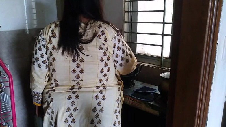 Aria Mia: Desi Bhabhi grov anal knullad av Devar i köket när...