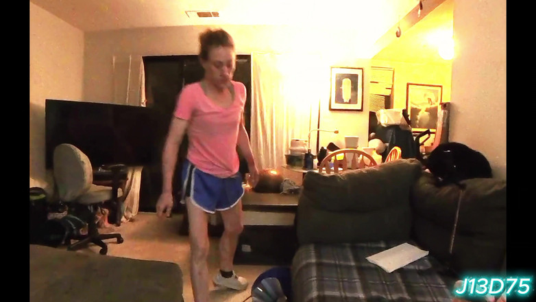 J13D75: 남친이 차에서 기다리는 동안 임신을 막으려는 핫한 금발!